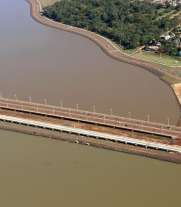 Calzada sobre terraplén junto al agua