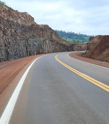 Ruta pavimentada en corte de roca